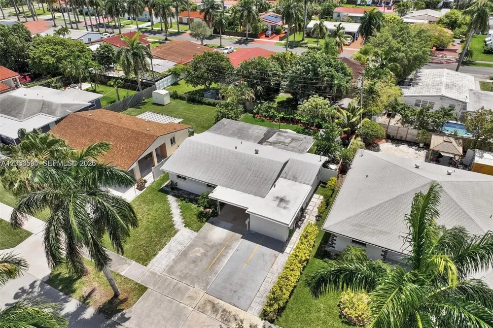 814 NE 4th St Hallandale Beach, FL 33009