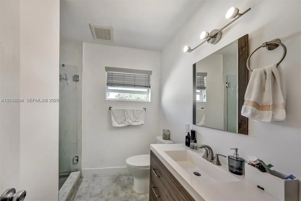 814 NE 4th St Hallandale Beach, FL 33009