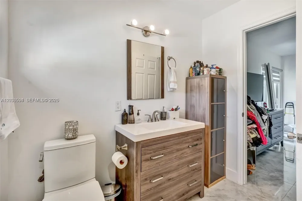 814 NE 4th St Hallandale Beach, FL 33009
