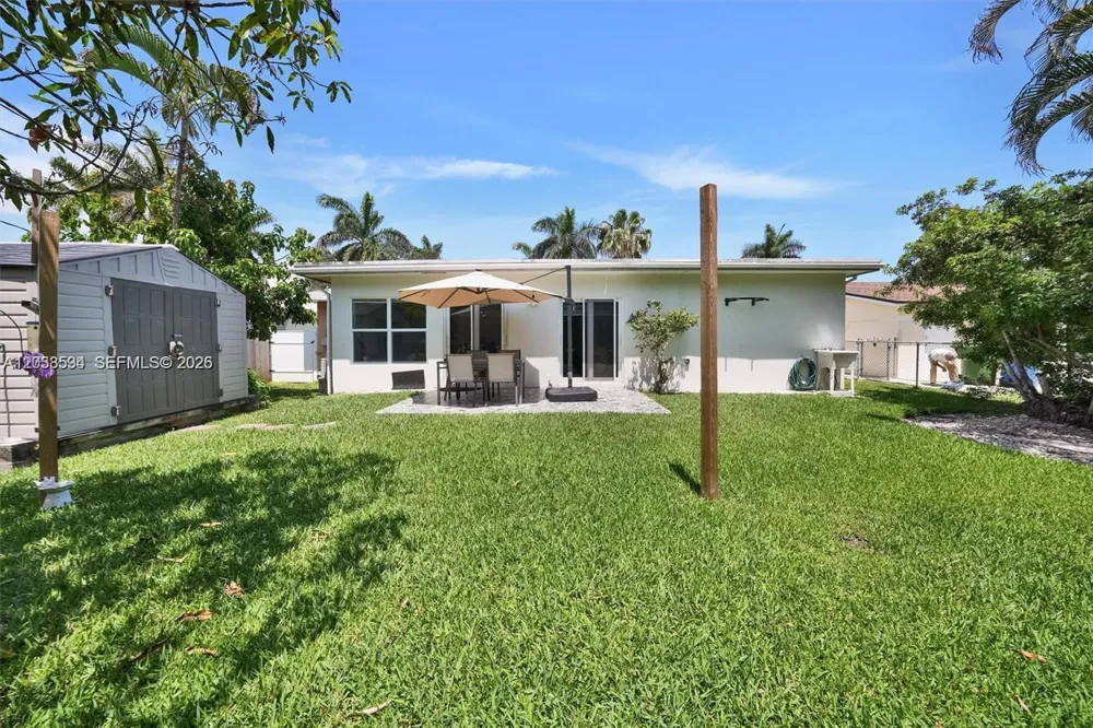 814 NE 4th St Hallandale Beach, FL 33009