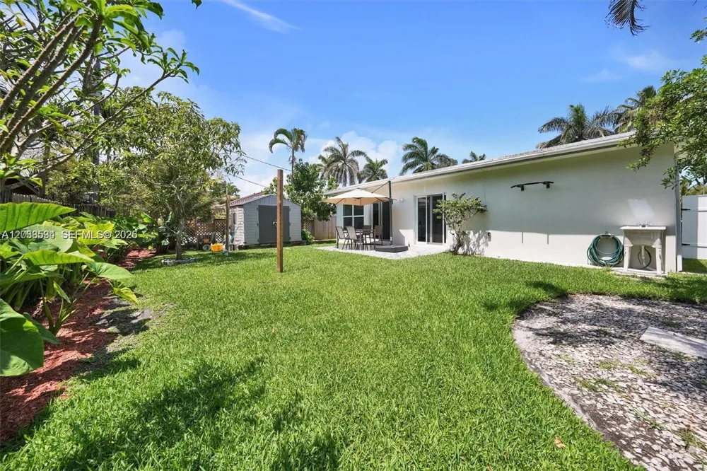 814 NE 4th St Hallandale Beach, FL 33009