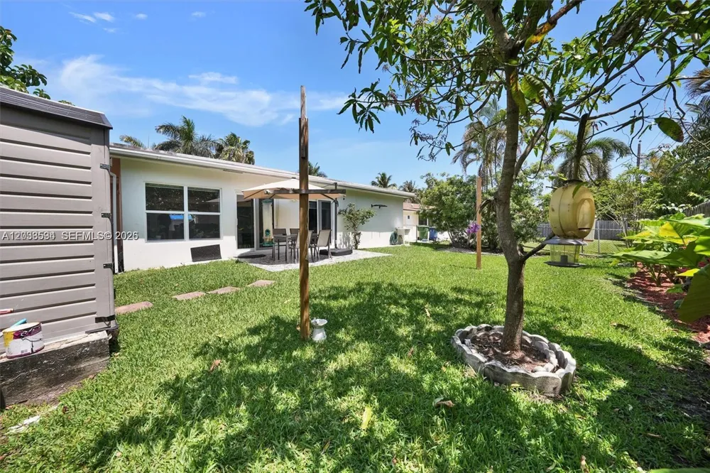 814 NE 4th St Hallandale Beach, FL 33009