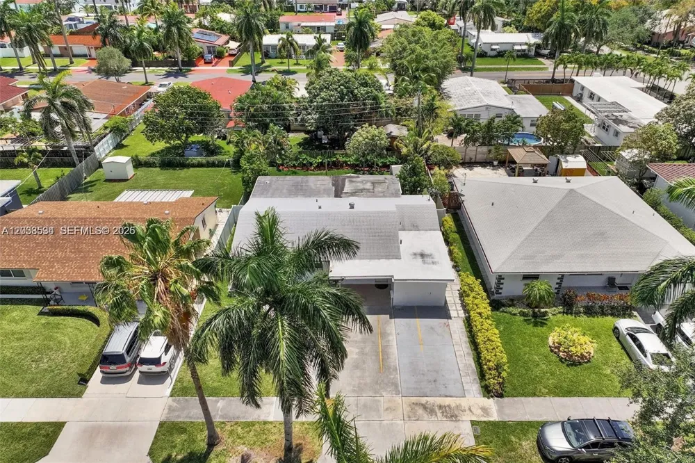814 NE 4th St Hallandale Beach, FL 33009