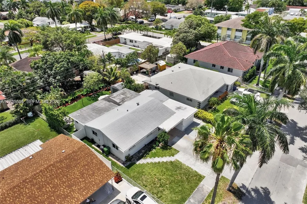 814 NE 4th St Hallandale Beach, FL 33009