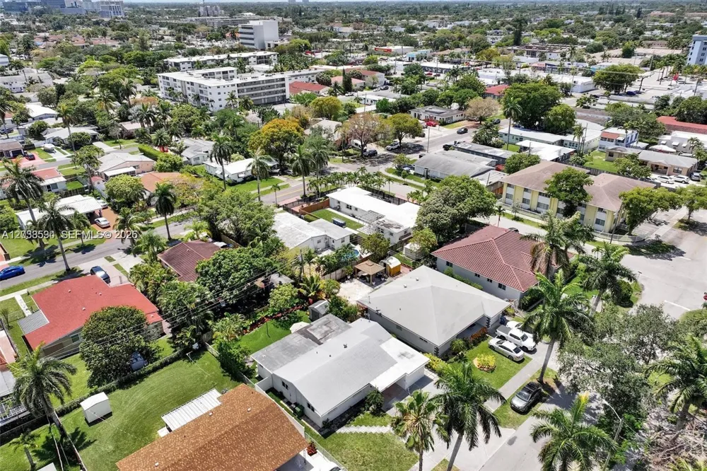 814 NE 4th St Hallandale Beach, FL 33009