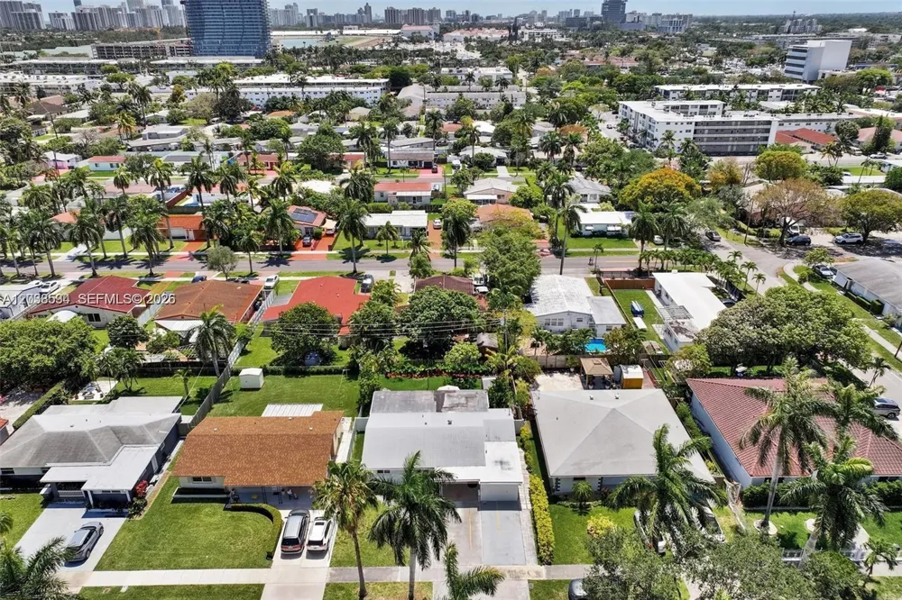 814 NE 4th St Hallandale Beach, FL 33009