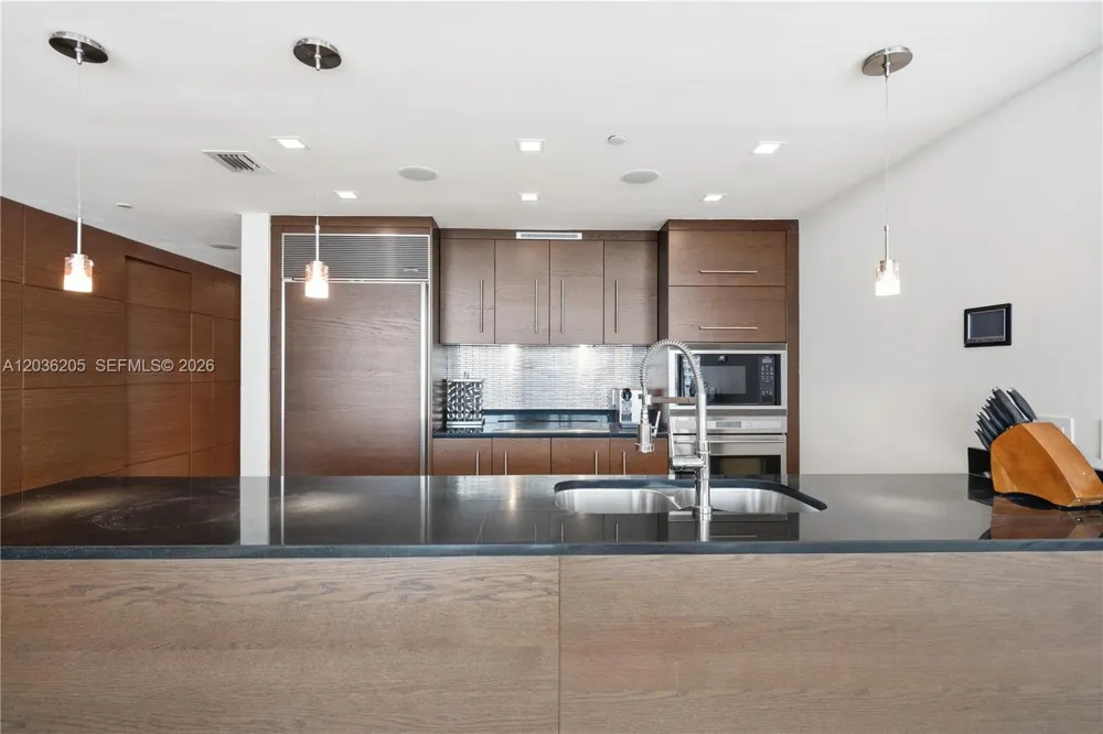 465 Brickell Ave #2101 Miami, FL 33131