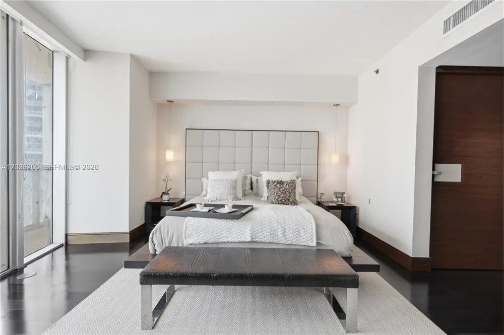 465 Brickell Ave #2101 Miami, FL 33131