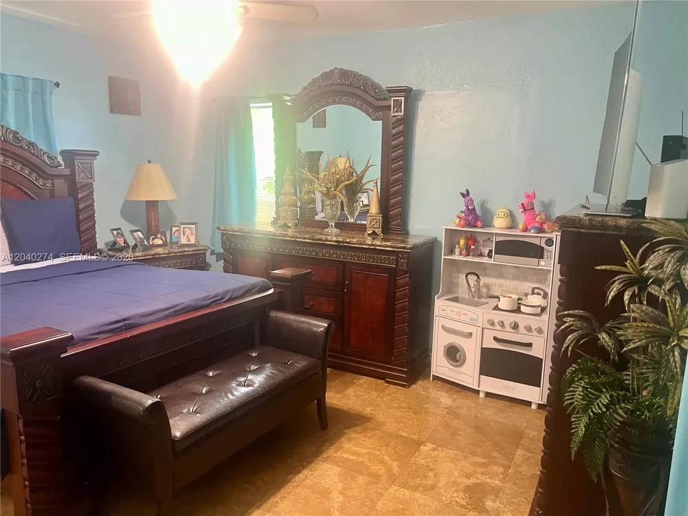 521 NW 32nd Pl Miami, FL 33125