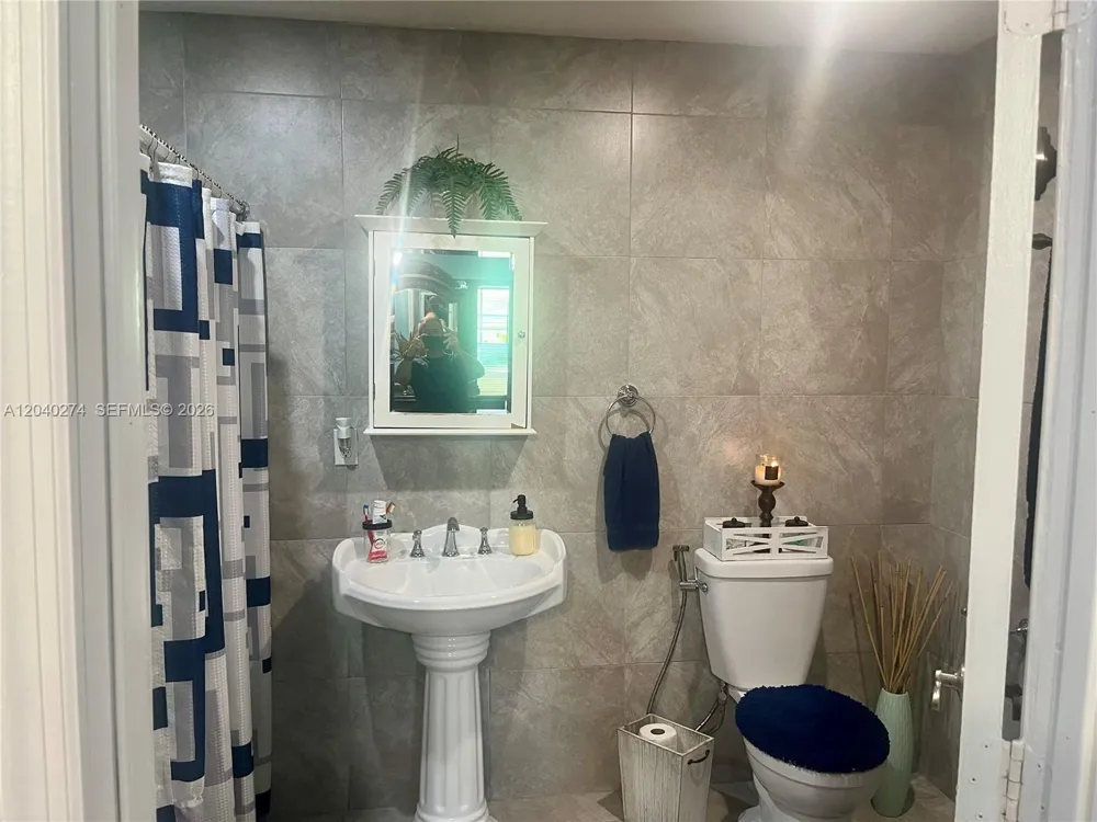 521 NW 32nd Pl Miami, FL 33125