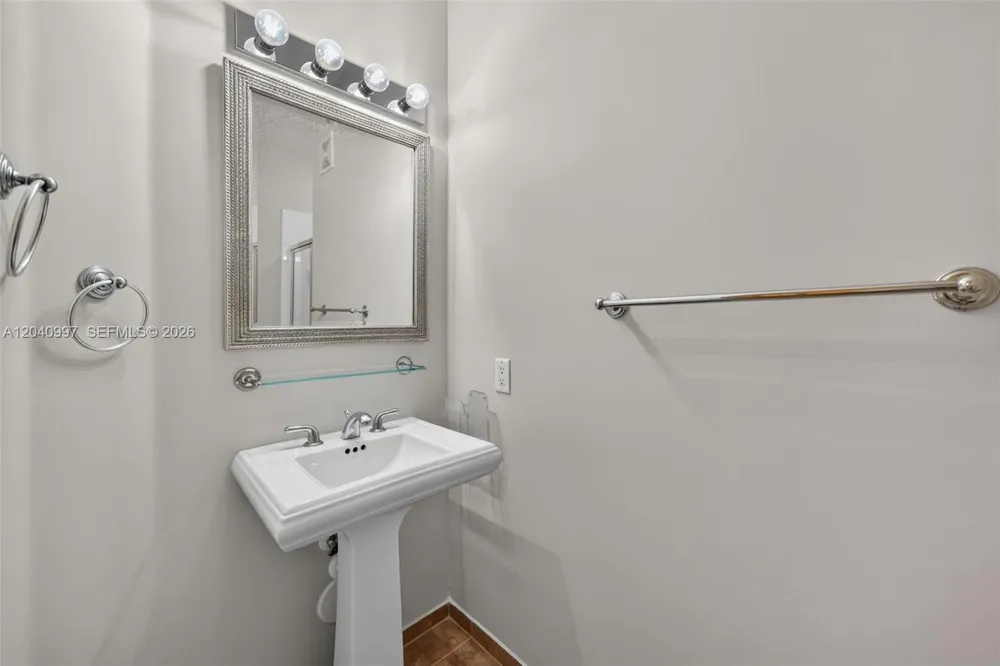 2767 Kinsington Cir #8-4 Weston, FL 33332