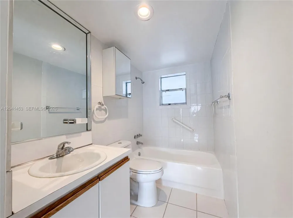 200 Galen Dr #202 Key Biscayne, FL 33149