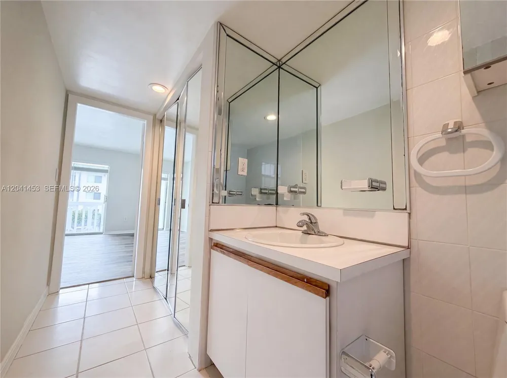 200 Galen Dr #202 Key Biscayne, FL 33149