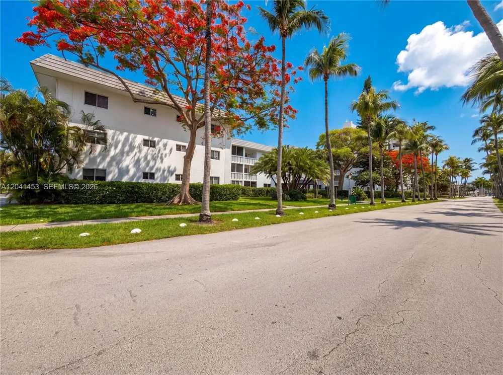 200 Galen Dr #202 Key Biscayne, FL 33149