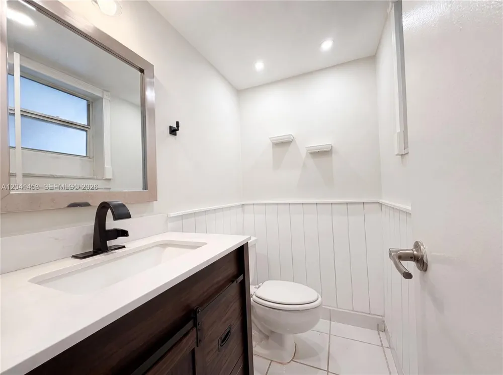 200 Galen Dr #202 Key Biscayne, FL 33149