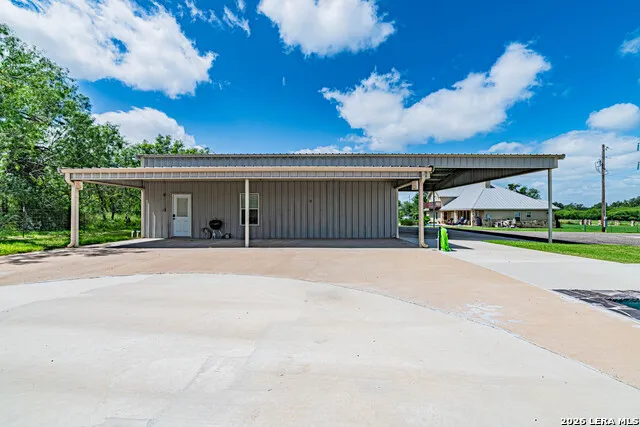 731 County Road 356 Adkins, TX 78101