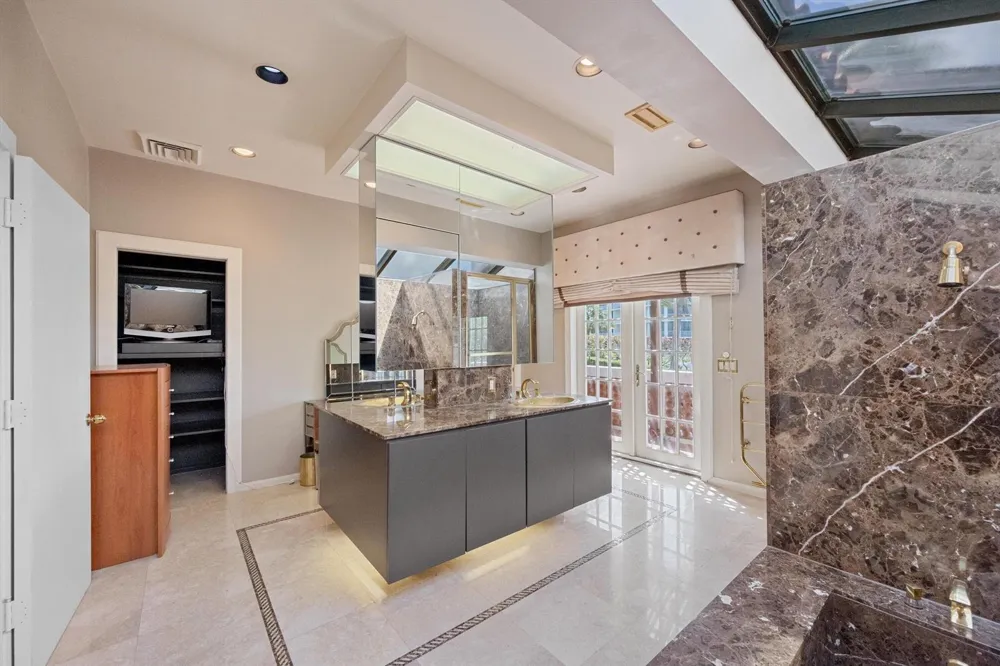 23 Sloans Curve Drive Palm Beach, FL 33480