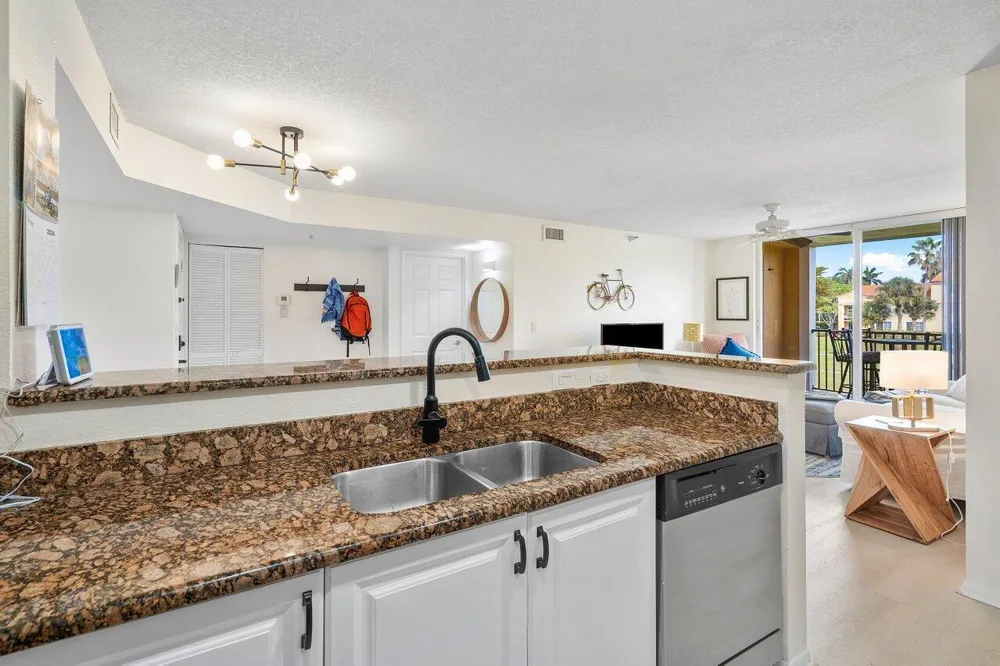 157 Yacht Club Way #206 Hypoluxo, FL 33462
