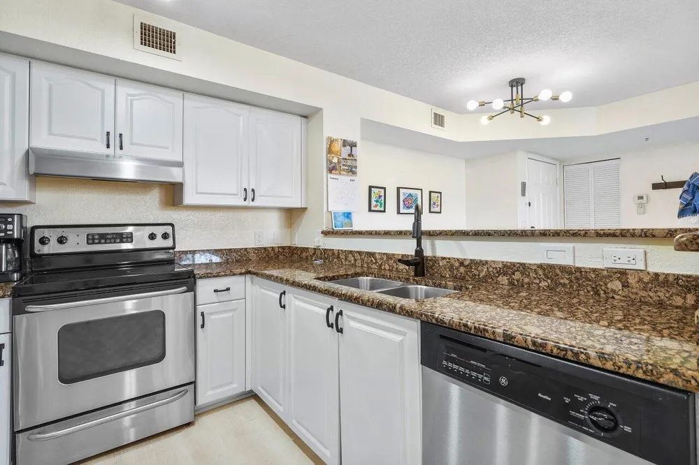 157 Yacht Club Way #206 Hypoluxo, FL 33462