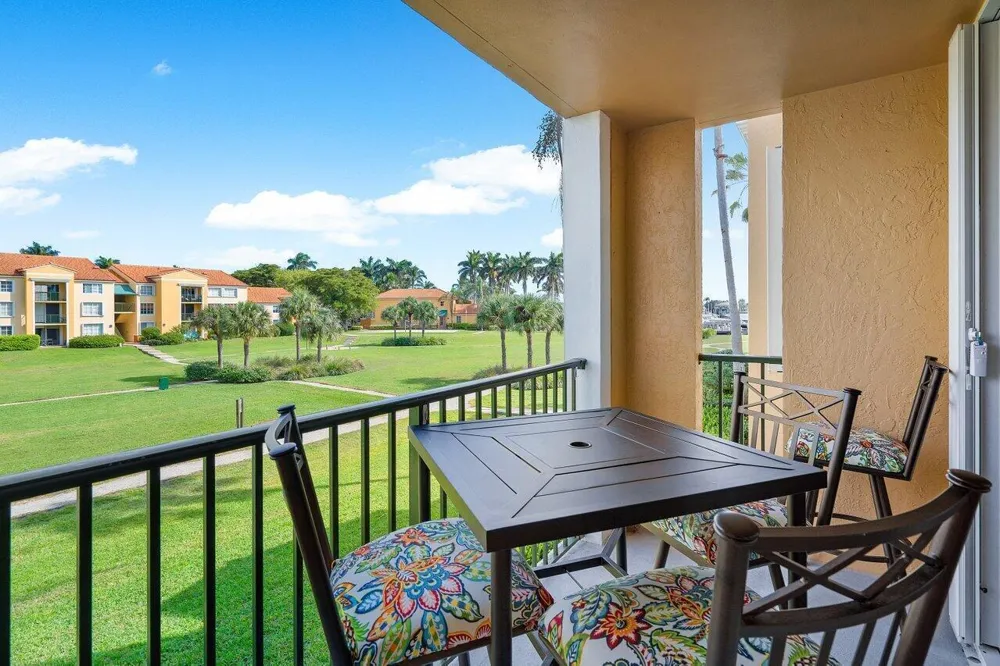 157 Yacht Club Way #206 Hypoluxo, FL 33462