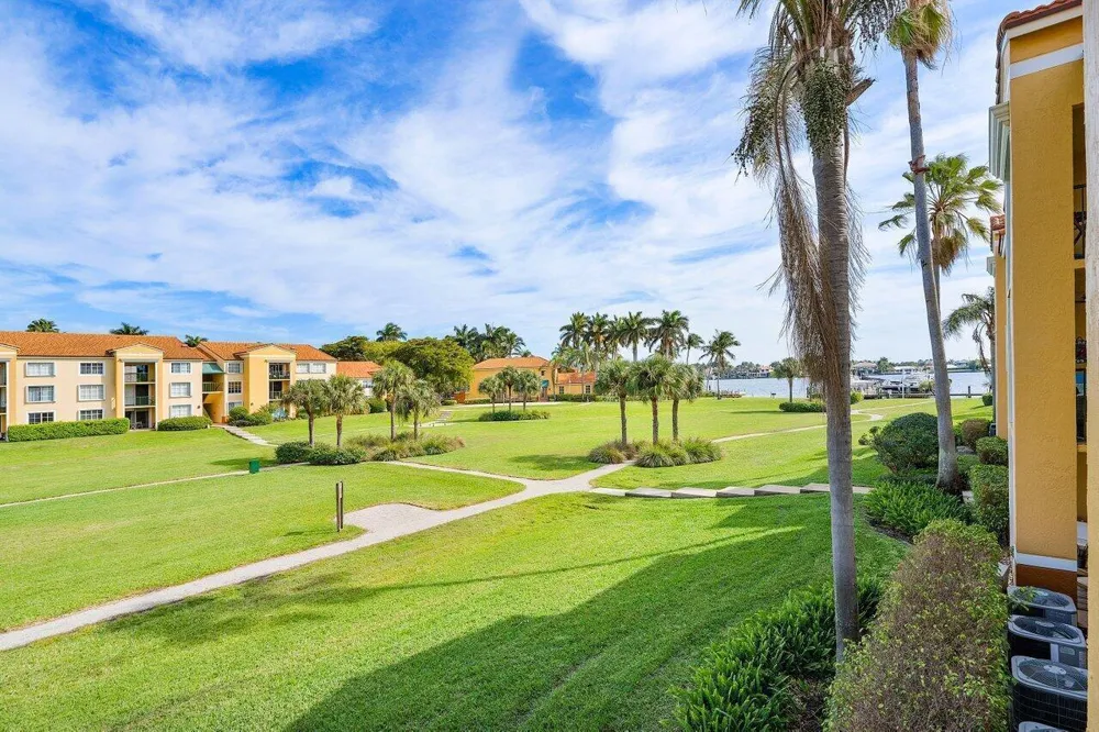 157 Yacht Club Way #206 Hypoluxo, FL 33462