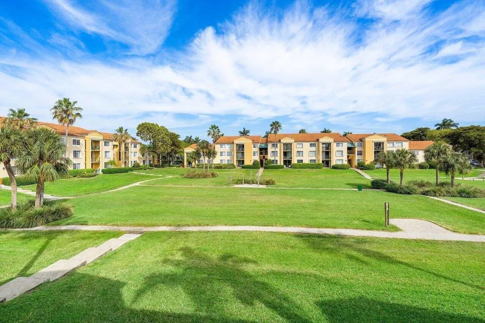 157 Yacht Club Way #206 Hypoluxo, FL 33462