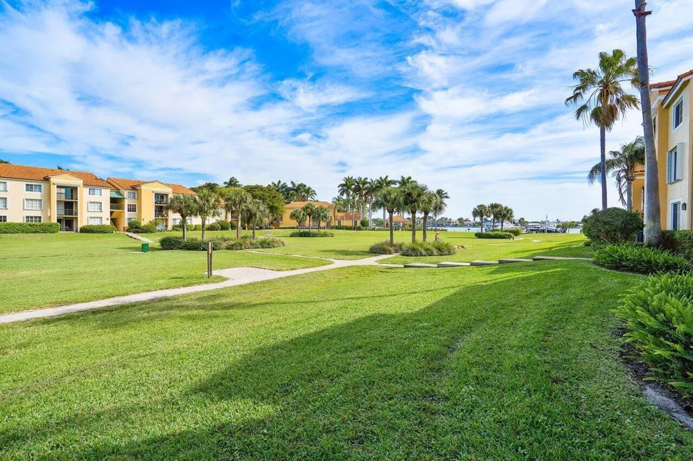 157 Yacht Club Way #206 Hypoluxo, FL 33462