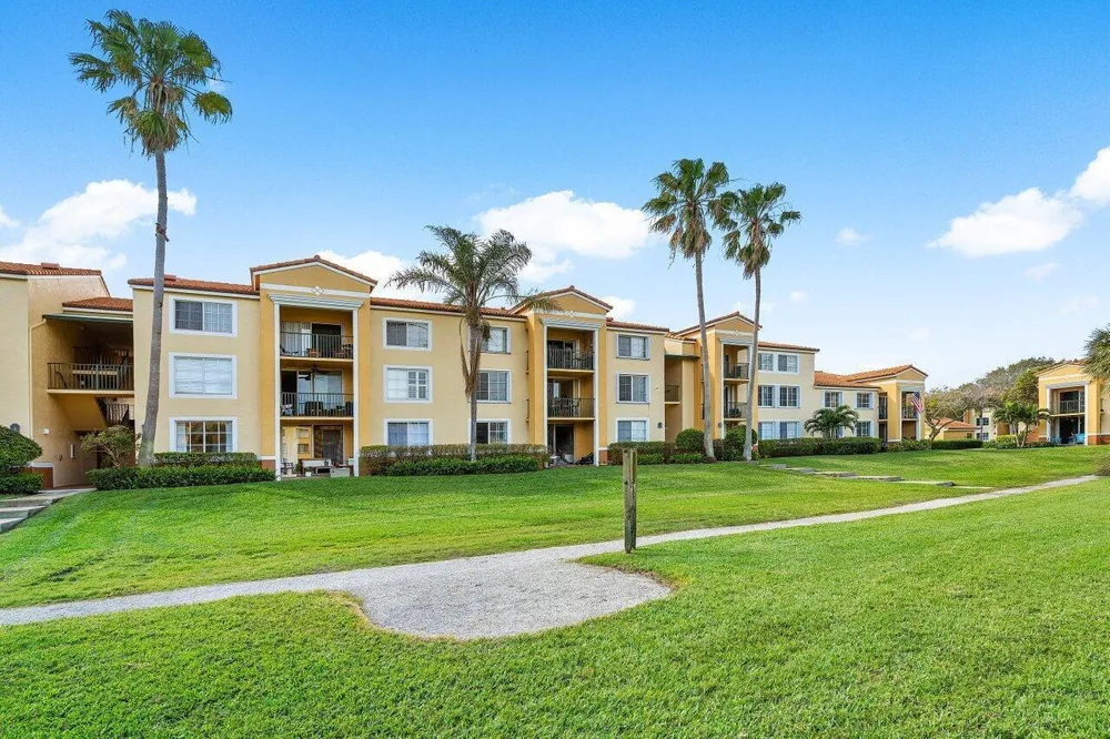 157 Yacht Club Way #206 Hypoluxo, FL 33462