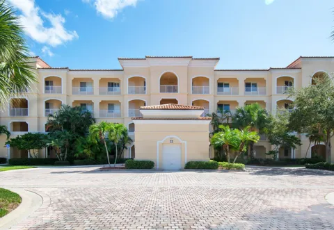 22 Harbour Isle Drive W #204