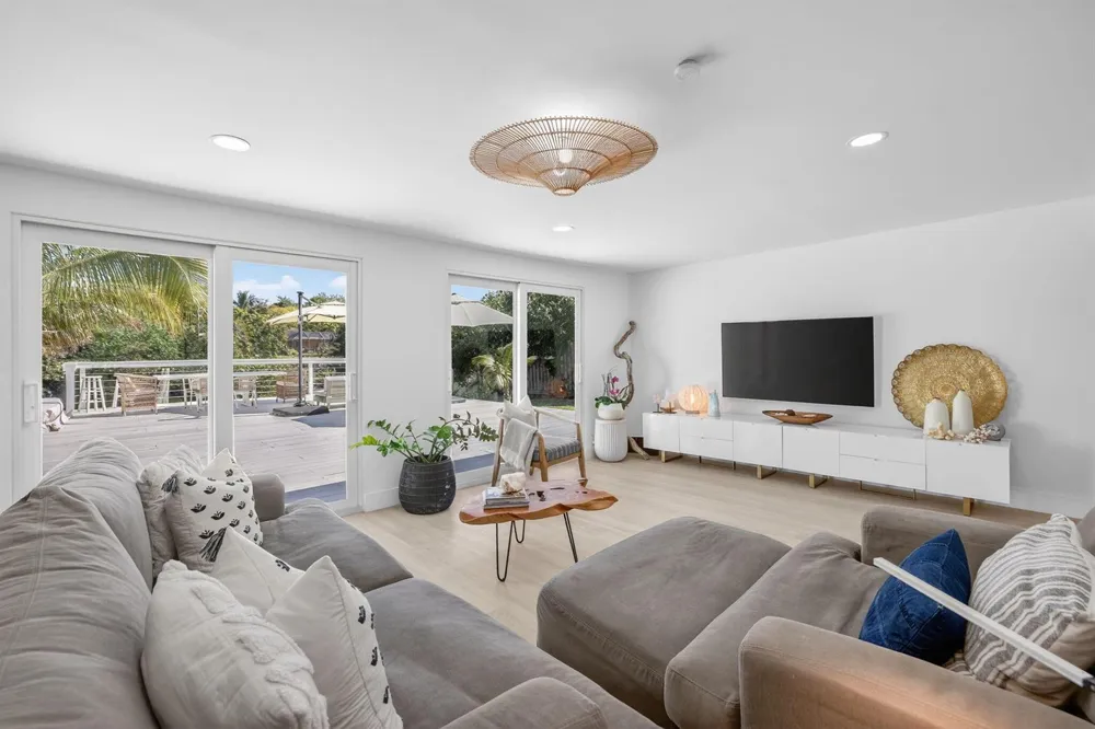 876 NW 6th Avenue Boca Raton, FL 33432