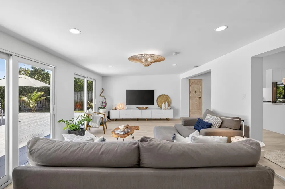 876 NW 6th Avenue Boca Raton, FL 33432