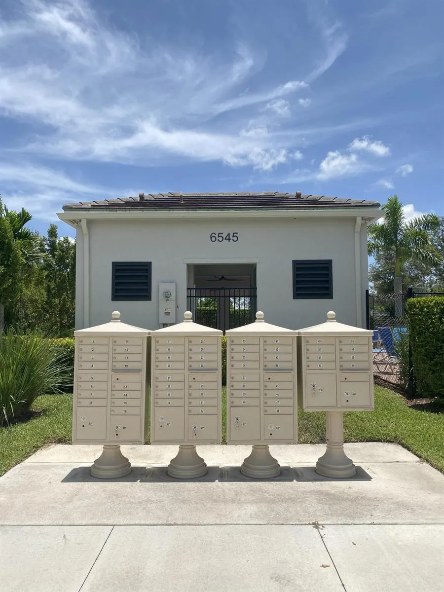 6668 Pointe Of Woods Drive West Palm Beach, FL 33413