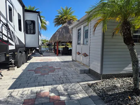 609 SW 42nd Cove