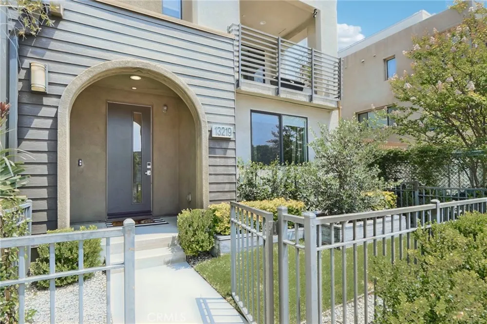 13219 Victory Boulevard Valley Glen, CA 91401