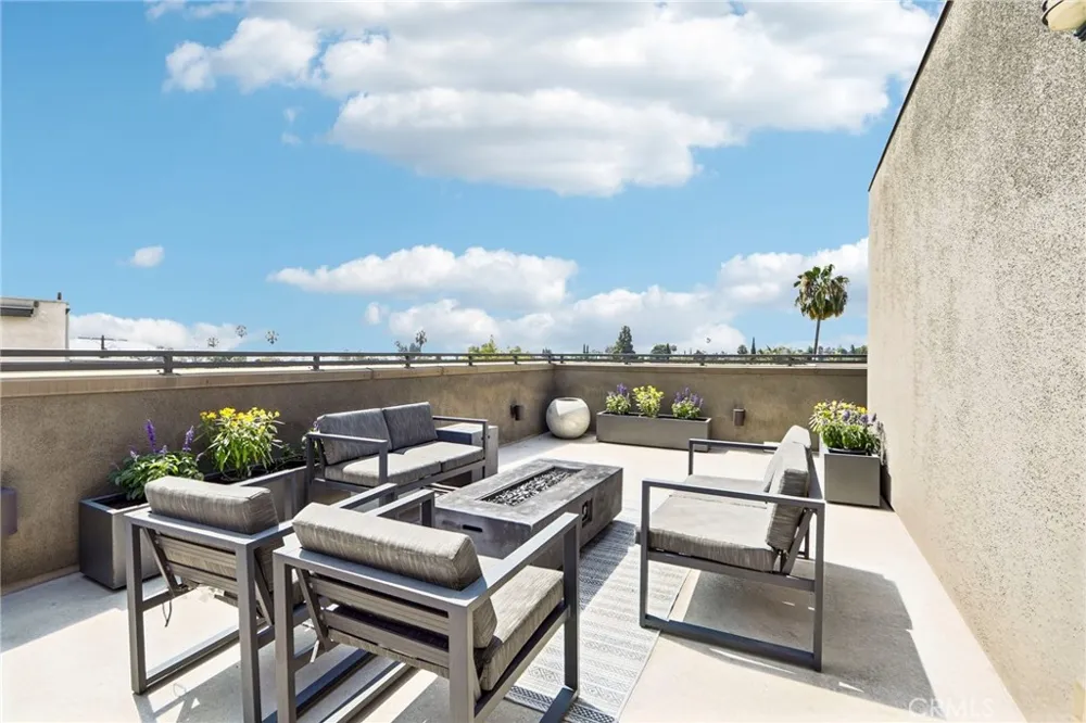 13219 Victory Boulevard Valley Glen, CA 91401