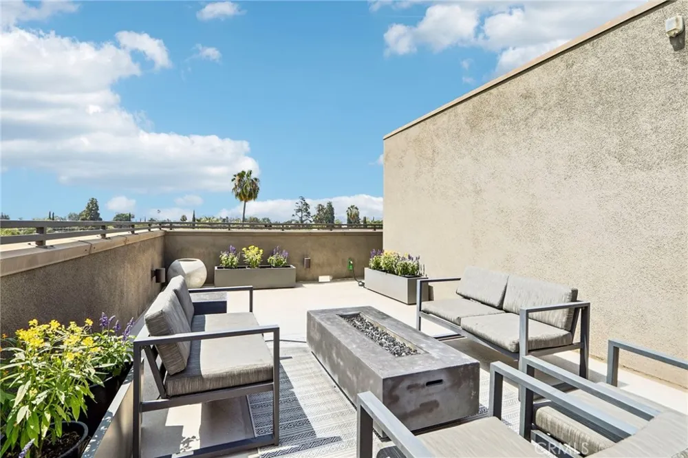 13219 Victory Boulevard Valley Glen, CA 91401