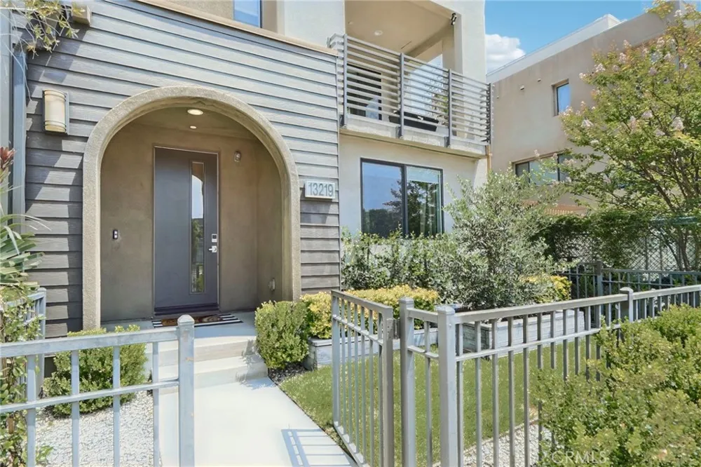 13219 Victory Boulevard Valley Glen, CA 91401