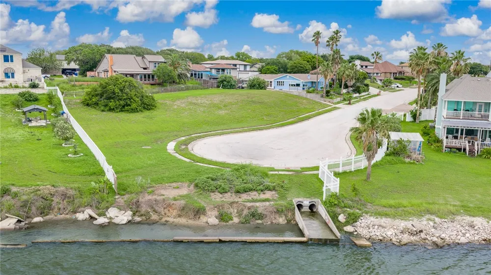 863 Cliff Drive Portland, TX 78374