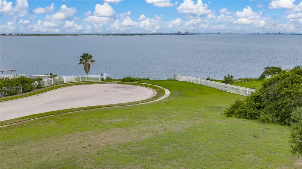 863 Cliff Drive Portland, TX 78374