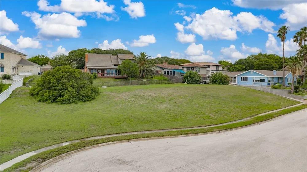 863 Cliff Drive Portland, TX 78374