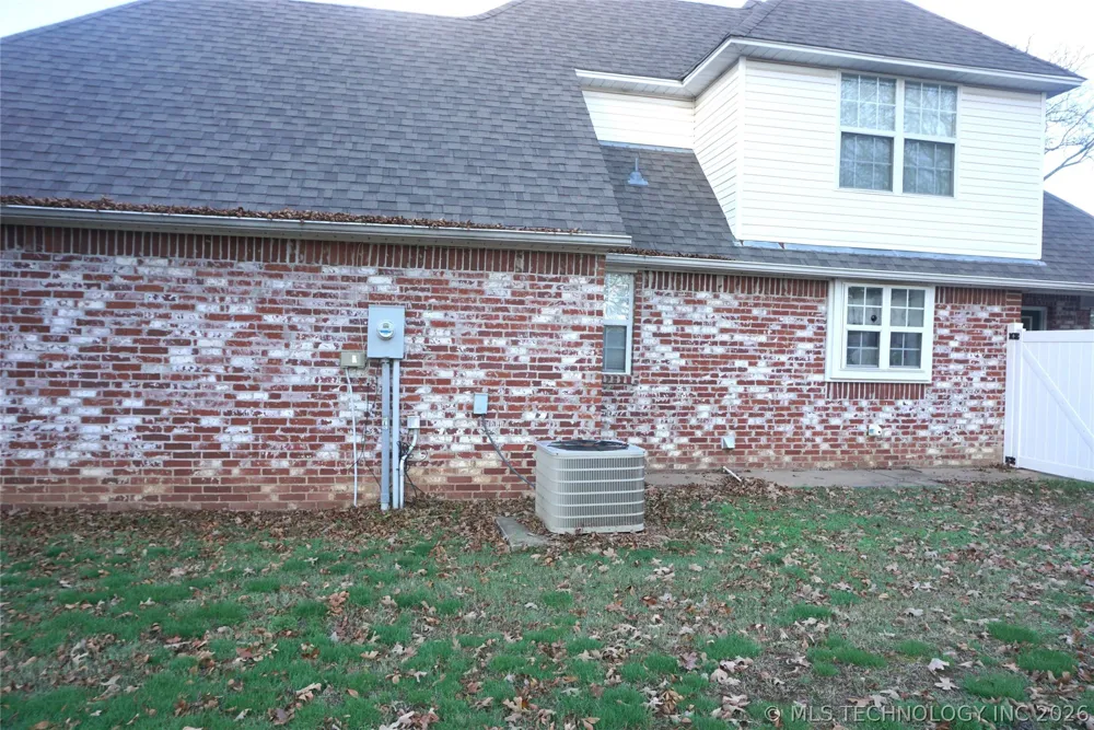 906 14 STREET Henryetta, OK 74437