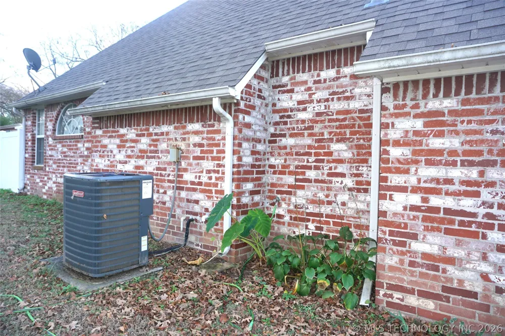 906 14 STREET Henryetta, OK 74437