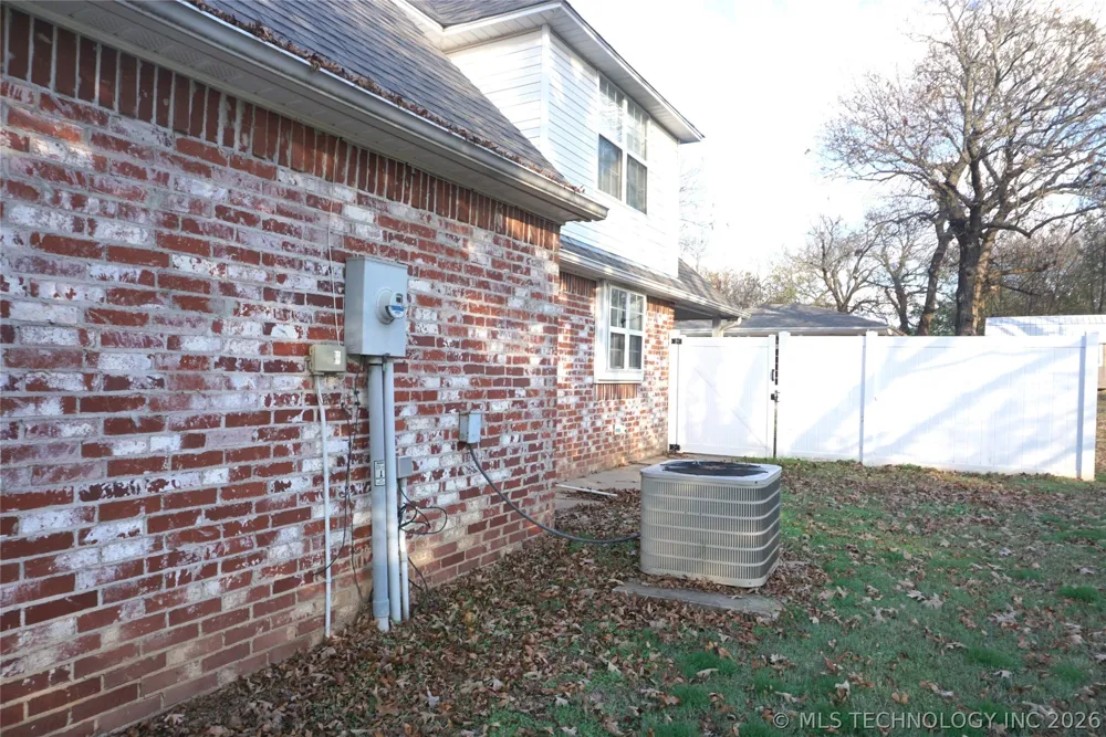 906 14 STREET Henryetta, OK 74437