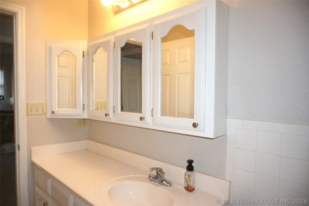 906 14 STREET Henryetta, OK 74437