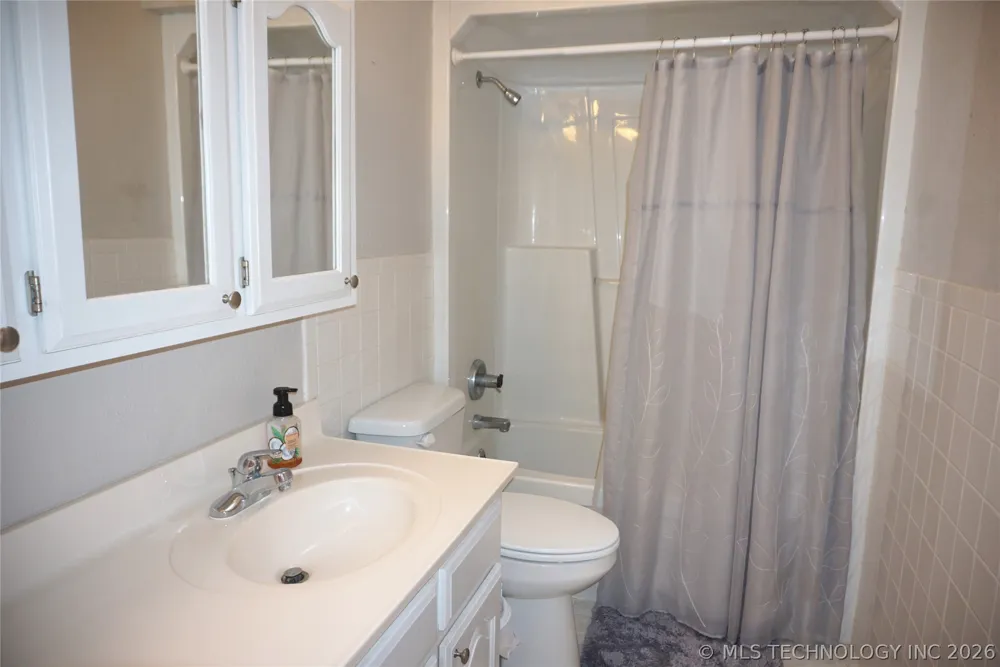 906 14 STREET Henryetta, OK 74437