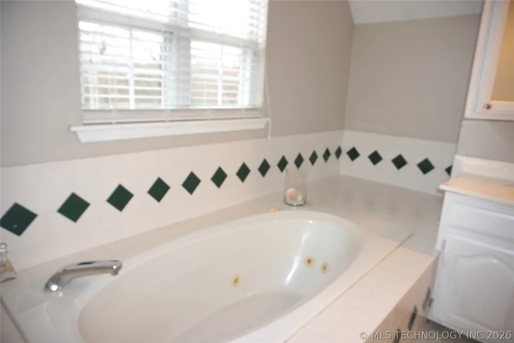 906 14 STREET Henryetta, OK 74437