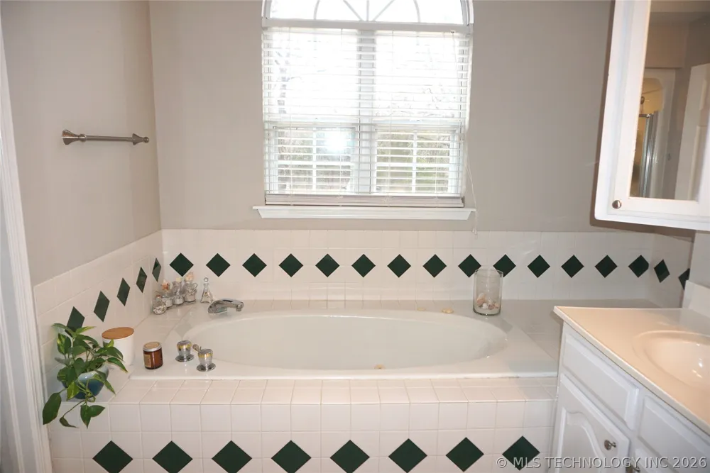 906 14 STREET Henryetta, OK 74437