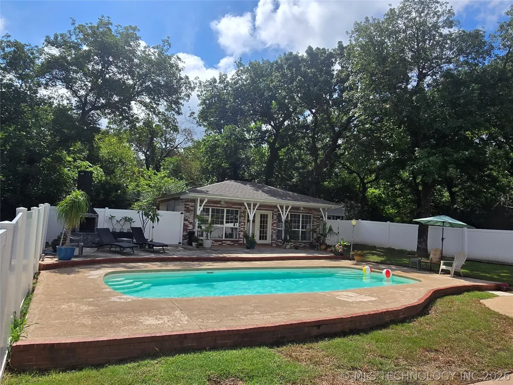 906 14 STREET Henryetta, OK 74437