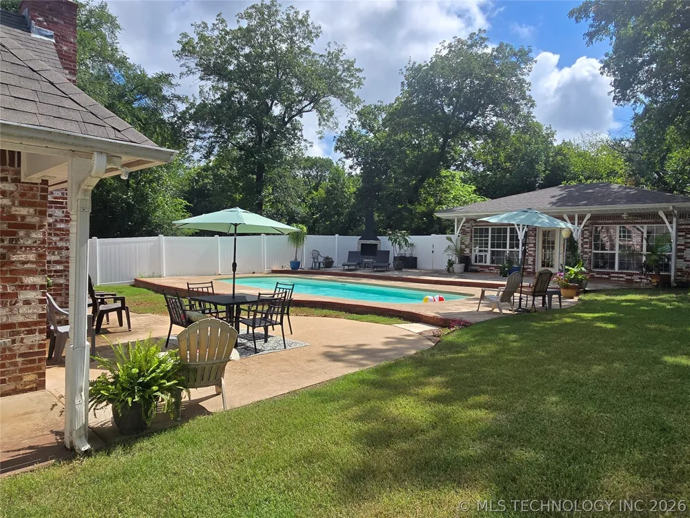 906 14 STREET Henryetta, OK 74437