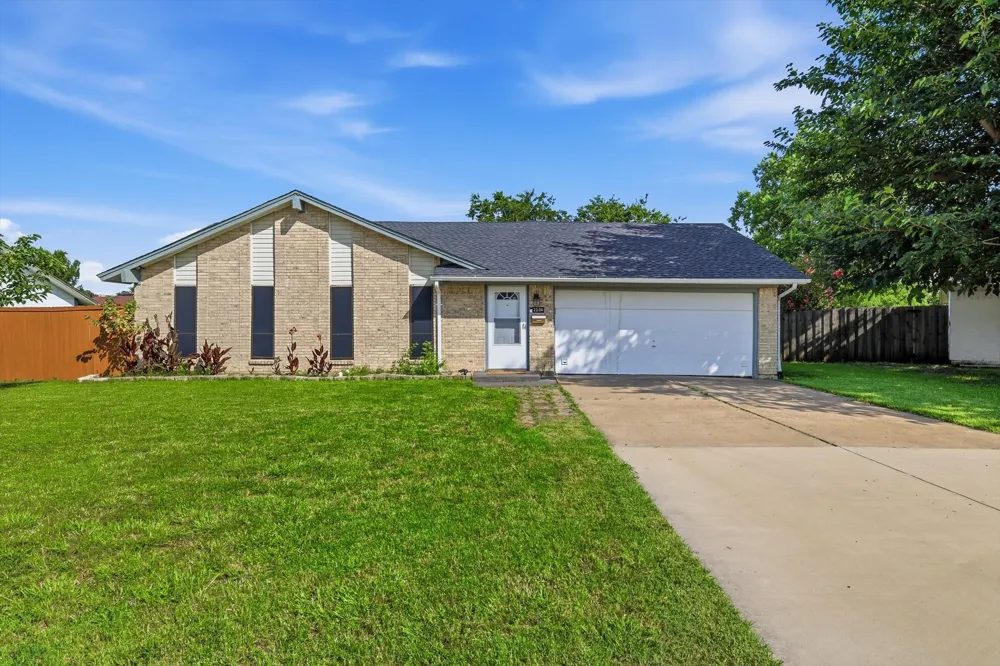 2304 Greenwood Circle Carrollton, TX 75006
